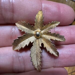Vintage Sarah Coventry Gold Tone Leaf Brooch